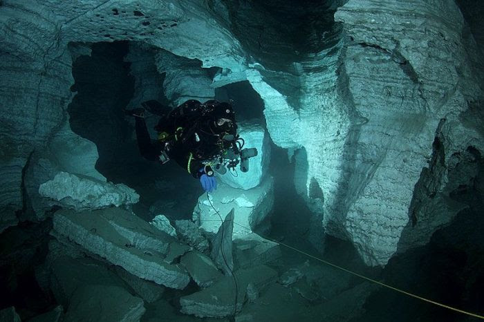 Beautiful Underwater Cages (23 pics)