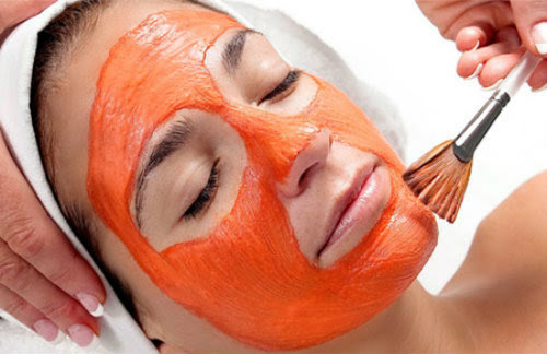 Đắp mặt nạ bằng dầu gấc để trị vết thâm trên mặt.