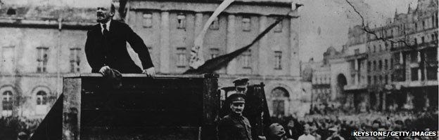 Trong hình nguyên gốc, Lenin có Trotsky đứng cùng