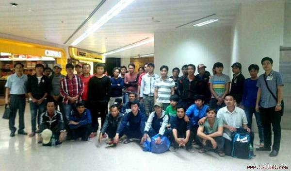  Các ngư dân khi quá cảnh tại sân bay Manila tối 29-5