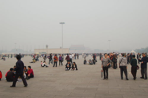 In der Mitte vom tien an'men ist der Eingang vom Himmelspalast zu sehen. Es gibt viele Touristengruppen und eine Multimediawand