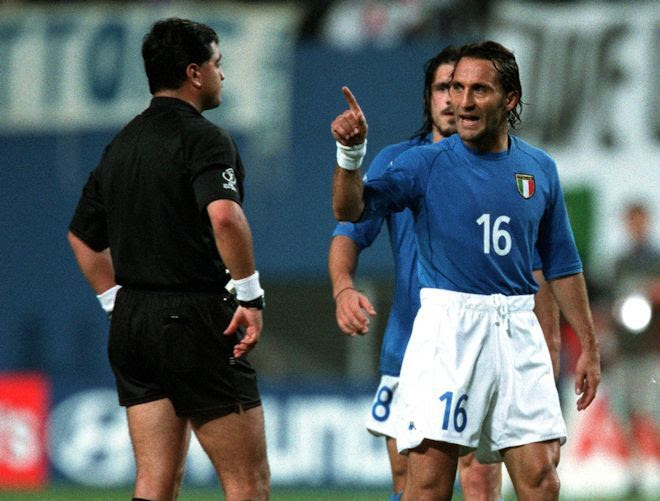 殴ればよかった 元イタリア代表mf 02年w杯 韓国戦の主審への怒りを忘れず 人生から消し去りたい サッカーダイジェストweb