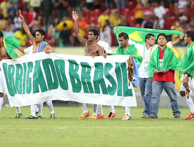 Taiti faixa agradecimento Brasil jogo Uruguai (Foto: Aldo Carneiro / Pernambuco Press)