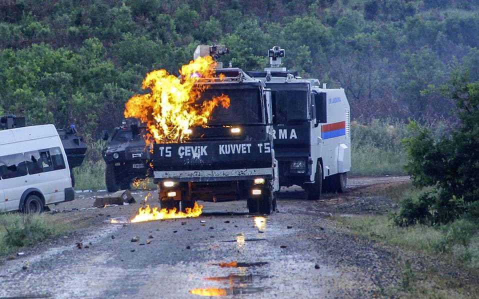 Οχημα της αστυνομίας φλέγεται από βόμβα μολότοφ έξω από το Ντιγιαρμπακίρ.