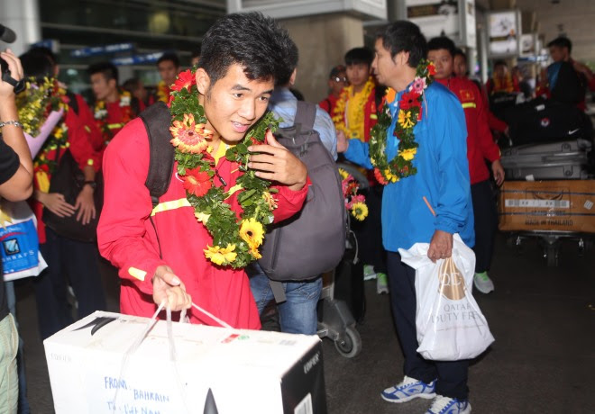 U19 Việt Nam rạng ngời ngày trở về - ảnh thể thao