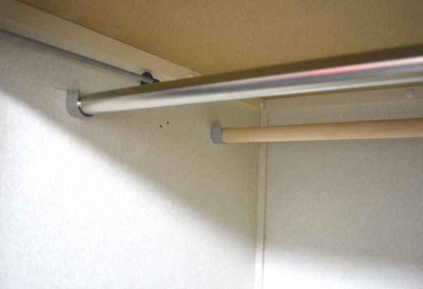 ｄｉｙ 奥行きのあるクローゼットを有効活用 ポールを２本に増やして収納力アップ パパの部屋編 まめログ