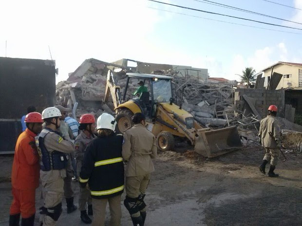 Após fortes chuvas, prédio de quatro andares desaba em Aracaju (Foto: Felipe de Pádua / TV Sergipe)