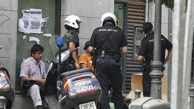 Un grupo de policías identifica a varios inmigrantes en Lavapiés el verano pasado