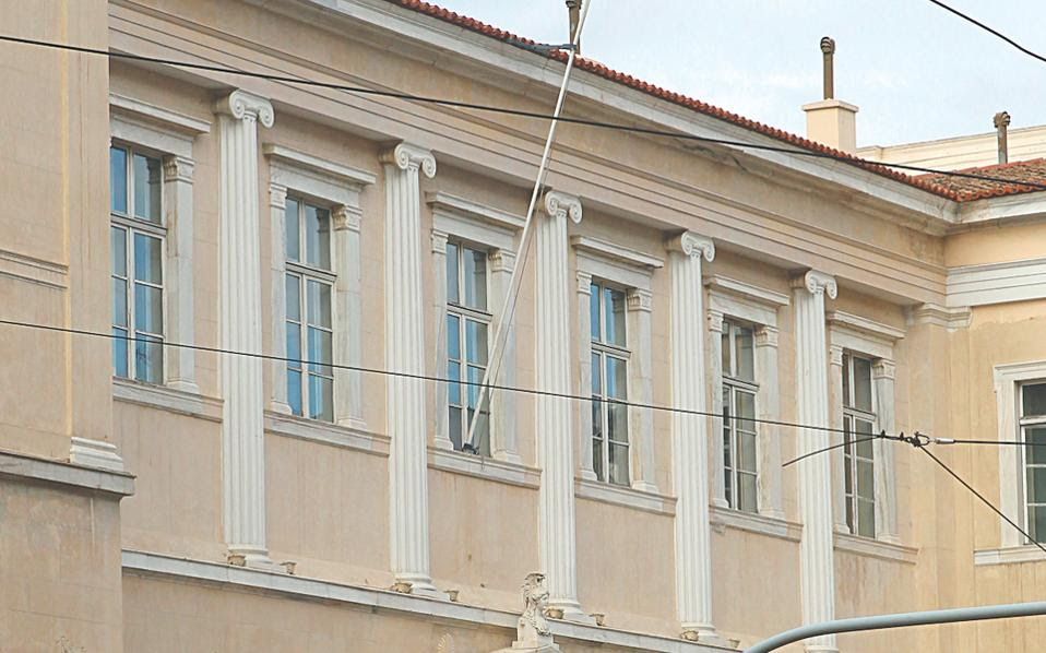 Αυξάνονται οι ανησυχίες που προκλήθηκαν στο οικονομικό επιτελείο της κυβέρνησης, με αφορμή την απόφαση της Ολομέλειας του Συμβουλίου της Επικρατείας για τους ενστόλους.