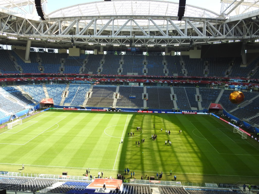 O gramado da Arena Zenit nesta sexta: cobertura atrapalha a entrada do sol dentro do estádio (Foto: Thiago Dias)