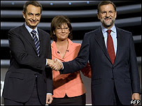 José Luis Rodríguez Zapatero (izq.) se da la mano con Mariano Rajoy