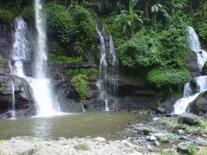 Curug Orok 300x225 10 Tempat Wisata di Garut yang Paling Terkenal