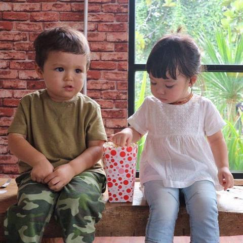 Foto: Intip 7 Kedekatan Anak Artis yang Kompak Abis http://ift.tt/20kt43r - Berita Terkini Terbaru Hari Ini -Jagat hiburan tanah air saat ini justru diramaikan dengan munculnya anak-anak artis yang gak kalah memesona dari orangtuanya. Ada yang mengikuti jejak ayah ibunya jadi artis namun ada juga yang memilih tetap berkarir di bidang lain selain dunia hiburan.