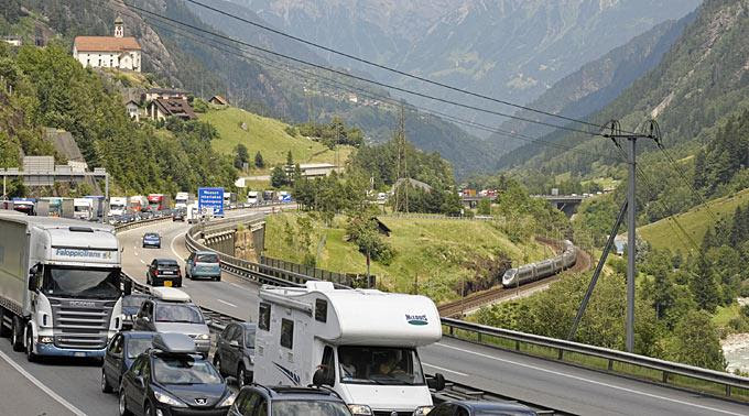 news.ch - 16 Kilometer Stau vor dem Gotthard-Tunnel ...