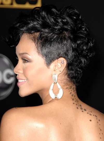 http://yearwithoutrain.files.wordpress.com/2010/09/short-hairstyles-rihanna2.jpg