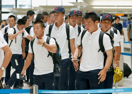 野球ｕ１８ｗ杯 日本代表韓国へ 佐々木が優勝へ強い決意 野球のｕ１８ワールドカップに向け出発する高校日本代表 ２８日 成田空港 四国新聞社