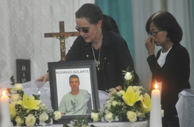Angelita Muxfeldt, prima de Rodrigo Gularte, é vista em frente a caixão durante funeral em Jacarta nesta quarta-feira (29) (Foto: AP)