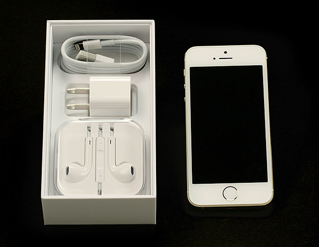 朝日新聞デジタル Iphone 5sの箱の中身 本体のほか Acアダプターとlightningケーブル Apple Earpods With Remote And Mic マイクやリモコンと一体化したイヤホン が付属 これらはiphone 5と同様 Iphone5s Iphone5cを徹底チェック 11 78 写真特集