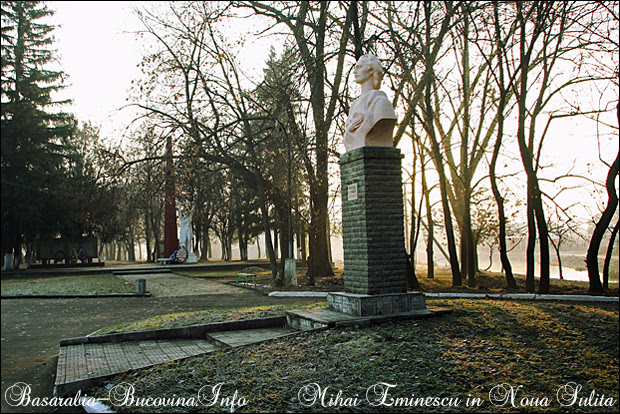 Statuia lui Mihai Eminescu din satul Noua Sulita, regiunea Cerna