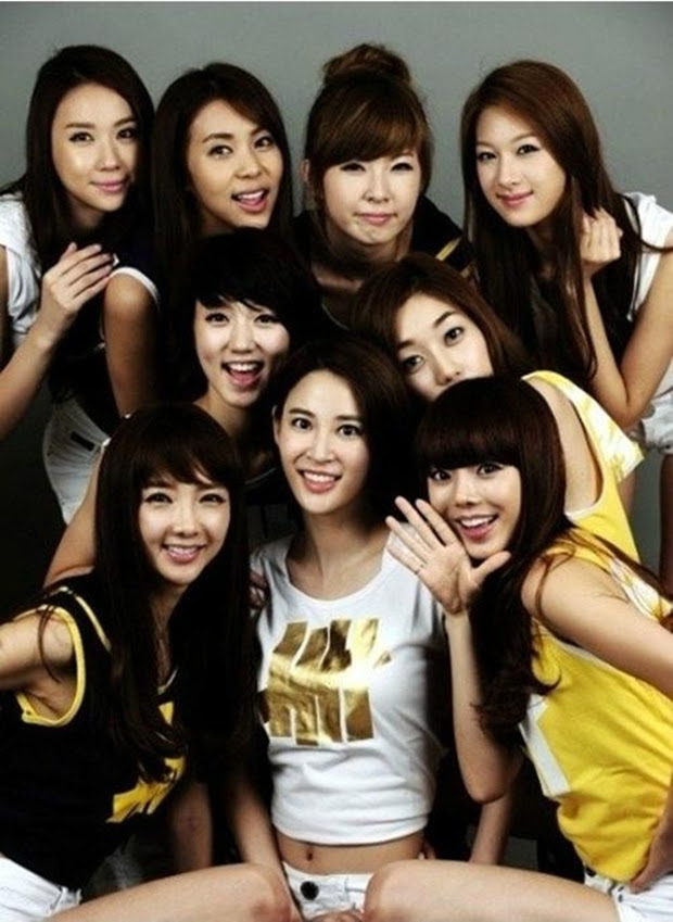 Menina no centro da foto parece estar de pernas abertas (Foto: Reprodução)