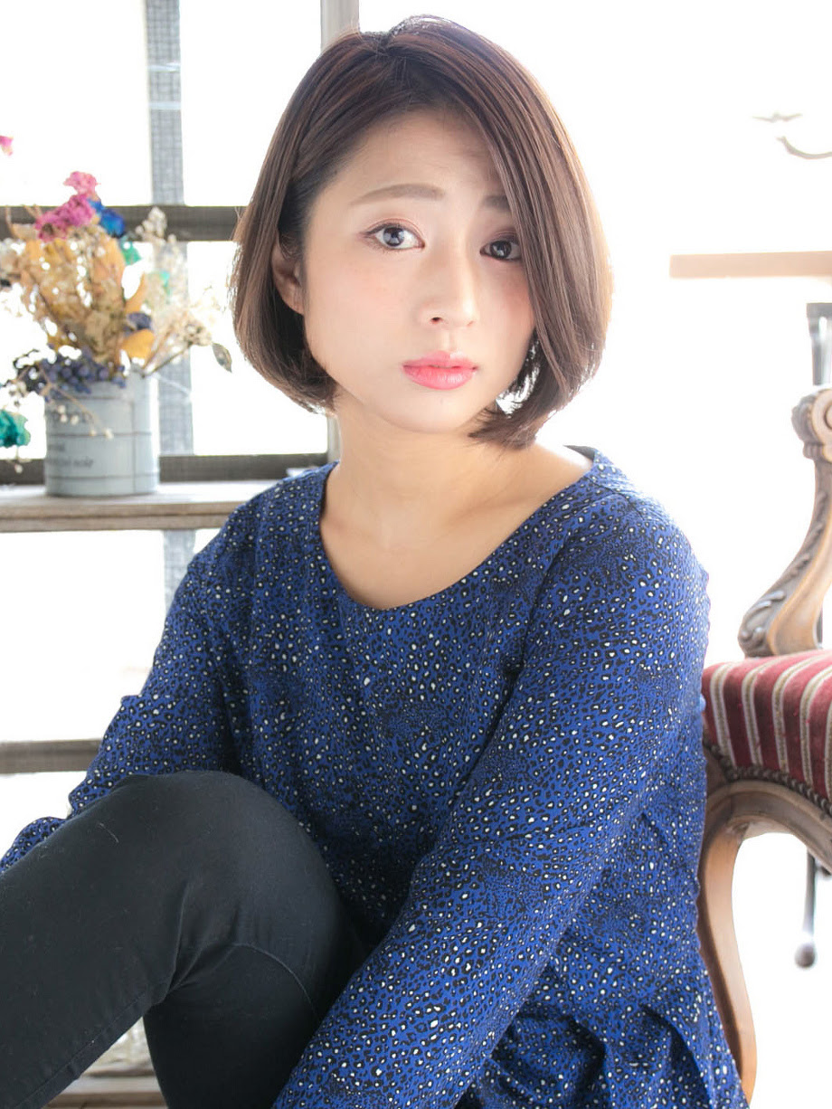 ショートボブで耳かけスタイル 縮毛矯正 人気ヘアスタイル