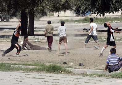Ragazzi giocano a calcio in Iraq (ANSA)
