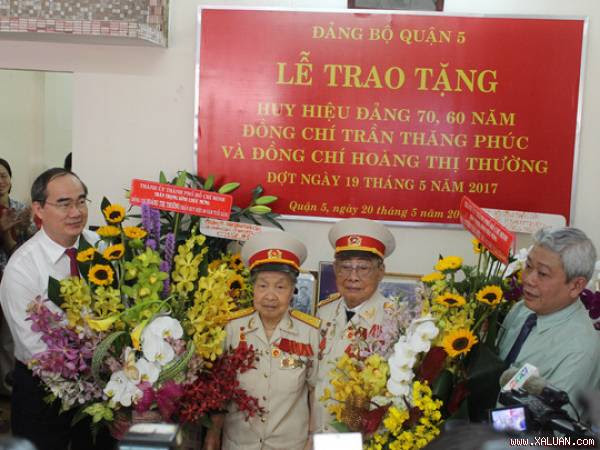  Ủy viên Bộ Chính trị, Bí thư Thành ủy TP HCM Nguyễn Thiện Nhân tặng hoa chúc mừng vợ chồng ông Trần Thăng Phúc