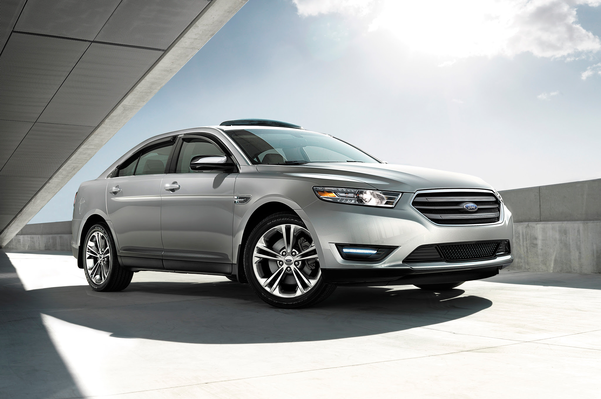 2016 Ford Taurus SEL front three quarter