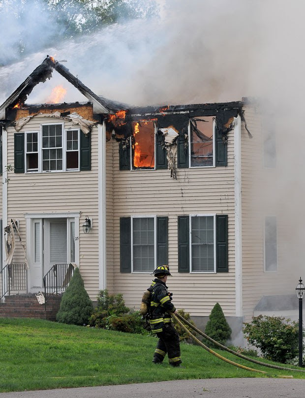 Três pessoas morreram na queda de um pequeno avião sobre uma casa no estado de Massachusetts, nordeste dos Estados Unidos, mas os moradores da residência conseguiram escapar do grande incêndio provocado pelo acidente (Foto: Mark Stockwell/The Sun Chronicle via AP)