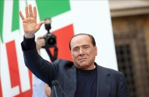 El ex primer ministro italiano Silvio Berlusconi saluda a los centenares de personas que asisten a una manifestación de su partido el Pueblo de la Libertad, en Roma, Italia, hoy 4 de agosto de 2013. EFE