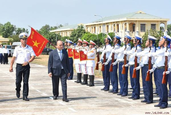 Thủ tướng duyệt đội danh dự Lữ đoàn Tên lửa bờ 681