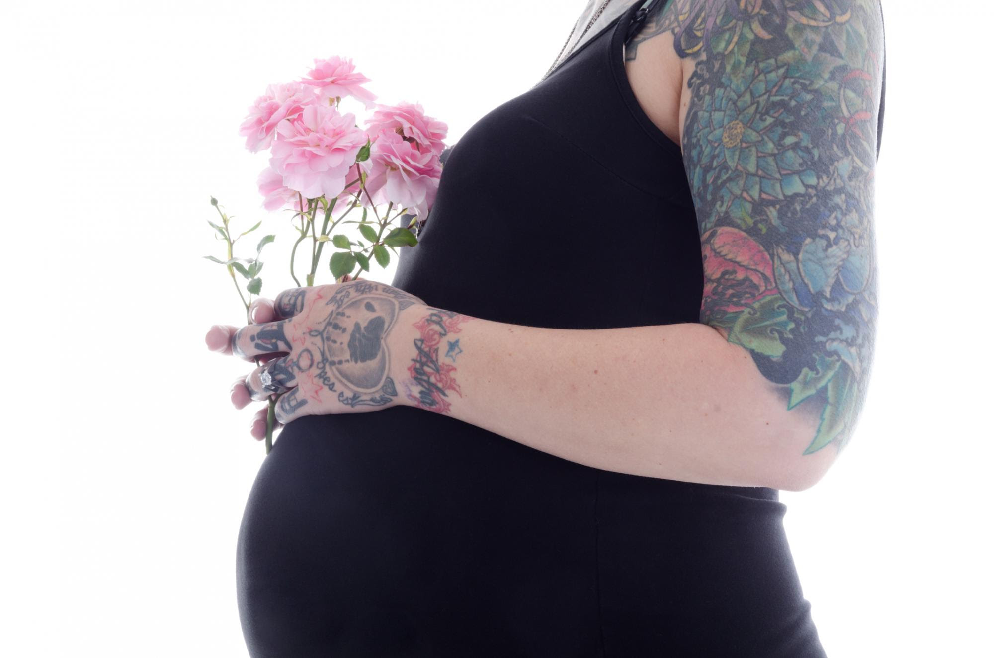 Kann Eine Schwangere Sich Tatowieren Lassen Haufige Schwangerschaftsfragen Und Tatowierungen Blendup