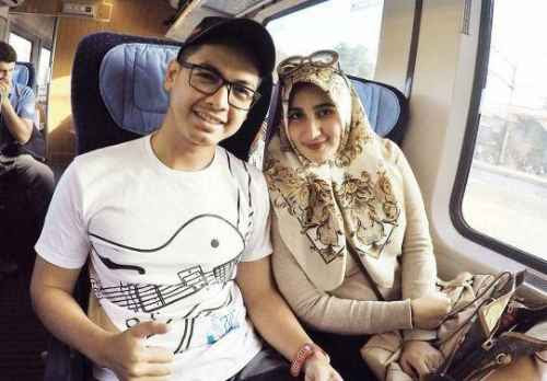 Foto: Tommy Kurniawan Kenalkan Wanita Cantik, Foto Istri Tania Nadira Dengan Pria Lain Beredar http://ift.tt/20kt43r - Berita Terkini Tommy Kurniawan Terbaru Hari Ini -Tania Nadira tengah hangat diperbincangkan netizen. Rumah tangga keduanya kabarnya tengah dilanda isu tak sedap. Ditambah saat ini Tania sedang berada di Dubai.