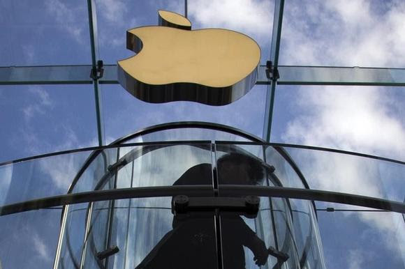 A customer is silhouetted while entering the Fifth Avenue Apple store shortly after doors opened for iPhone 6 sales in Manhattan, New York September 19, 2014. REUTERS/Adrees Latif/Files