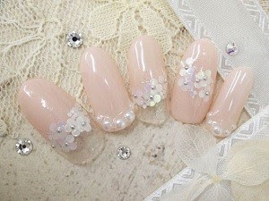 お呼ばれ結婚式ネイル セルフで簡単にできるホログラムネイルデザイン7選 暮らしに役立つ情報局