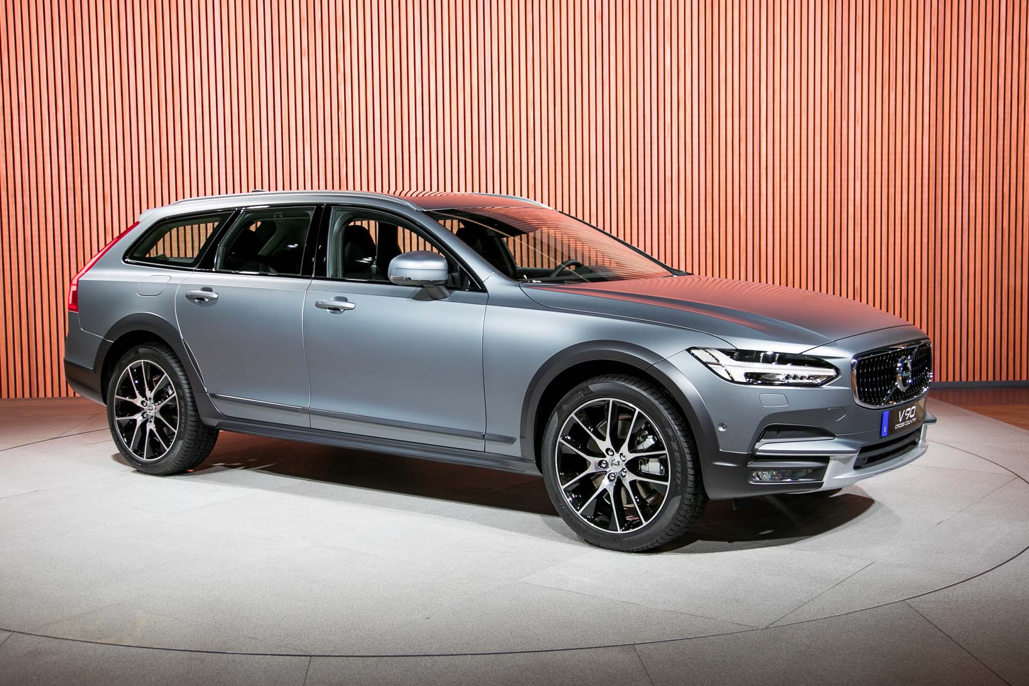 2017 Volvo V90 Cross Country front three quarters
