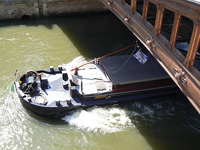 avant péniche sous le pont.jpg