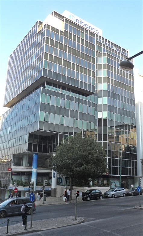The page discusses the bank's unique position in monitoring and reporting on progress, and accommodates the public conversation happening around the mdgs. Financeiras: Unicre - Unibanco - Bancos de Portugal