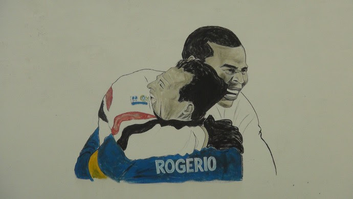 Gravura mostra abraço de Aloísio Chulapa e Rogério Ceni (Foto: Denison Roma / Globoesporte.com)