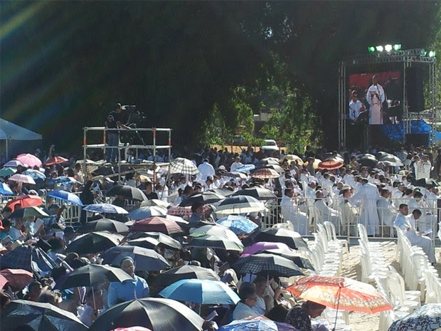 Debaixo de muito sol, fiéis acompanham cerimônia de beatificação. (Foto: Samantha Silva / G1)