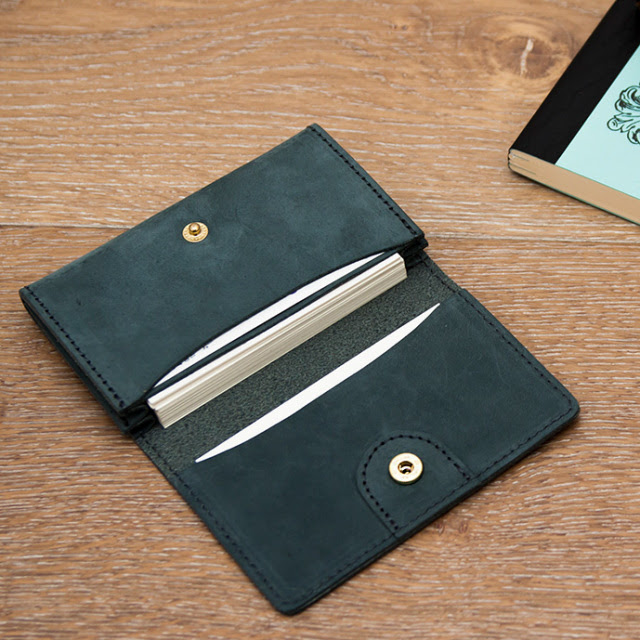 名刺入れとカードケースの違いとは 種類や特徴をご紹介