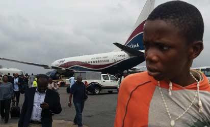 Setibanya di bandara Lagos, Daniel Ihekina langsung diamankan petugas keamanan bandara.