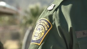 La Patrulla Fronteriza, una división de la Policía de Aduanas y Protección Fronteriza, dijo que el encasillamiento racial contraviene su política, y señaló que la utilización de retenes es un instrumento policial para interceptar traficantes que intenten traer personas, drogas u otros materiales de contrabando a Estados Unidos.