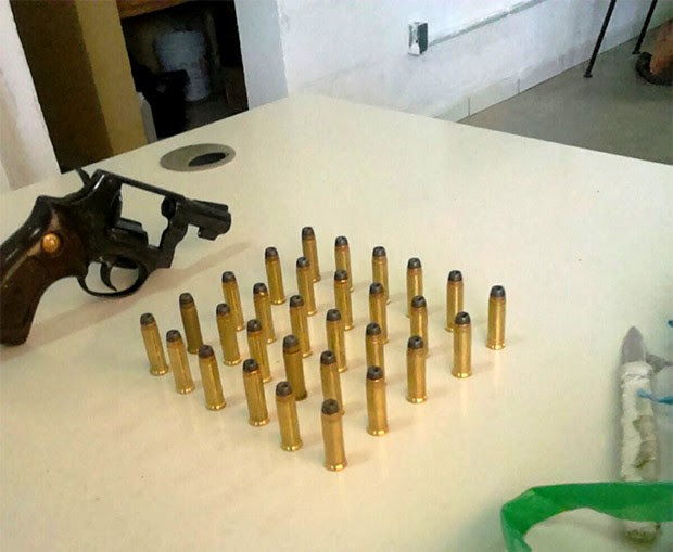 Arma e munições foram encontrados dentro de uma lixeira; Sejuc mandou instaurar sindicância para apurar o caso (Foto: G1/RN)