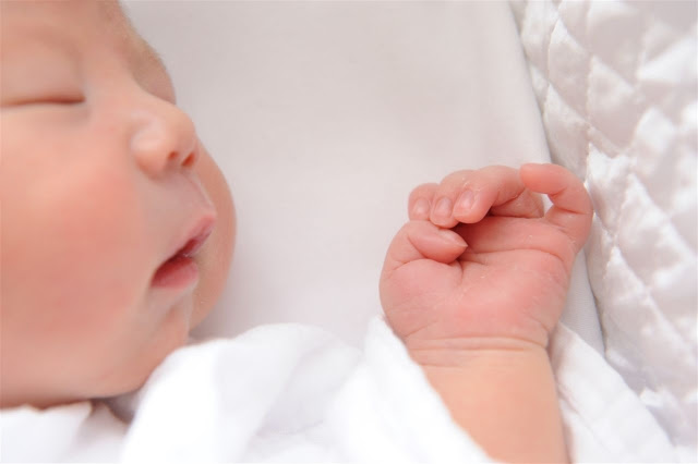 授乳後 毎回赤ちゃんが大量に吐き戻し 病気 母乳の飲み過ぎ 原因と対策は 子育ての悩み 相談に 子育てのミカタ