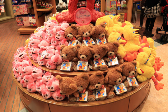 Usj定番のお土産エルモ スヌーピー くまのぬいぐるみの種類と値段を調査 Usjの遊び方 イベント アトラクション情報 グッズ紹介