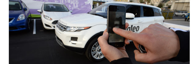 Le Range Rover est capable de se garer seul en suivant les indications du smartphone (ROBYN BECK / AFP)