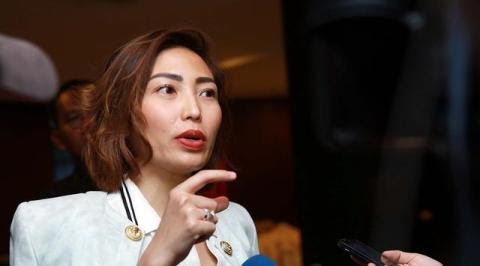 Ayu Dewi dikabarkan tengah mengandung anak kedua nya http://ift.tt/20kt43r - Berita Terkini Ayu Dewi Terbaru Hari Ini -Kabar bahagia datang dari presenter sekaligus artis Ayu Dewi, yang dikabarkan tengah mengandung anak keduanya. Ayu Dewi dan suami Redi Datau resmi menikah pada 16 Juni 2012 lalu dan sudah dikarunia putri cantik yang bernama Aqilah Dewi Humairah. Dan saat ini Ayu tengah mengandung anak keduanya. Diakui Ayu dikehamilan kedua ini, dirinya suka berbaring. Mneurut Ayu, kehamilan keduanya ini dirasa lebih besar dan berat daripada ketika dirinya mengandung anak pertama sehingga Ayu Dewi kerap merasa pegal.