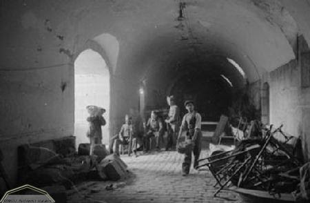 Prisioneros desescombran el Alcázar de Toledo en 1936. Foto Erich Andres. Ministerio de cultura. Centro Documental de la Memoria Histórica