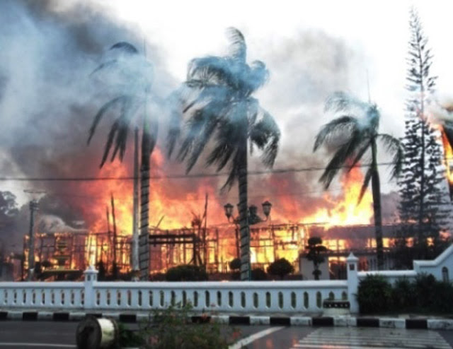 Rumah Jabatan Bupati Kobar Dibakar